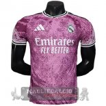 Speciale Giocatori Maglia Real Madrid 2025 2026 Purpureo Rosa Bianco Speciale Giocatori Maglia Real Madrid 2025 2026 Purpureo Rosa Bianco