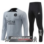 Paris Saint Germain Insieme Giocatori Completo Grigio Nero Felpa Da Allenamento 2022-23 Paris Saint Germain Insieme Giocatori Completo Grigio Nero Felpa Da Allenamento 2022-23