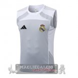 Maglia Formazione Senza Maniche Real Madrid 2025 2026 Grigio Bianco Maglia Formazione Senza Maniche Real Madrid 2025 2026 Grigio Bianco