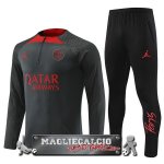 Paris Saint Germain Insieme Giocatori Completo Grigio Nero Rosso Felpa Da Allenamento 2022-23 Paris Saint Germain Insieme Giocatori Completo Grigio Nero Rosso Felpa Da Allenamento 2022-23