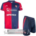 Set Completo Bambino Maglia Cagliari Calcio Home 2025 2026 Set Completo Bambino Maglia Cagliari Calcio Home 2025 2026